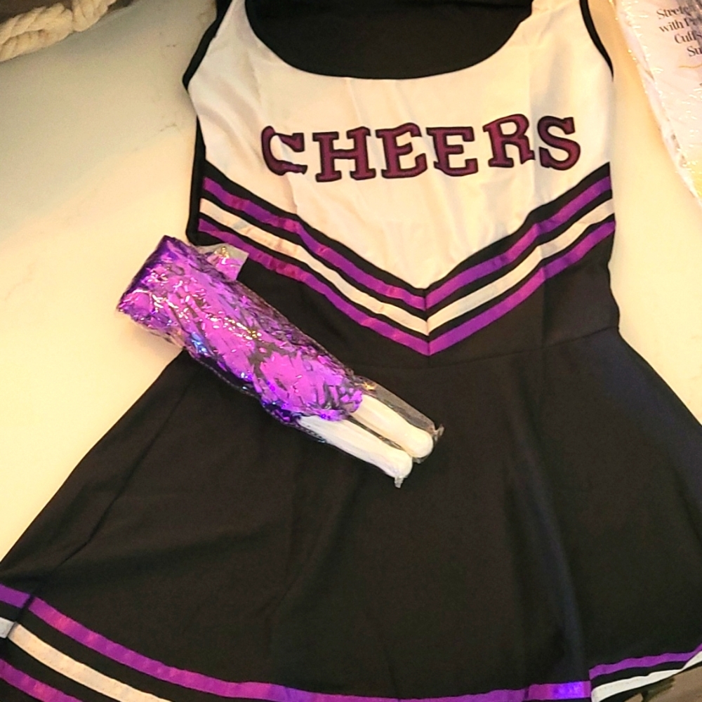 Cheerleader dress and purple pompoms Halloween costume